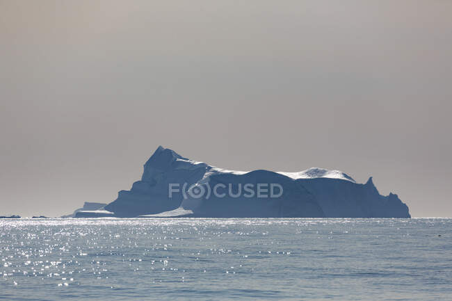 Formation d'iceberg majestueux sur l'océan Atlantique ensoleillé Groenland — Photo de stock