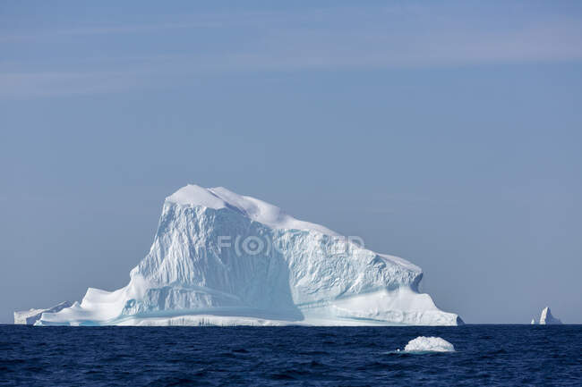 Величне утворення айсберга на сонячному блакитному Атлантичному океані Гренландія — стокове фото