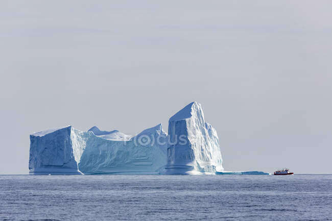 Formations iceberg majestueuses sur bleu ensoleillé Océan Atlantique Groenland — Photo de stock
