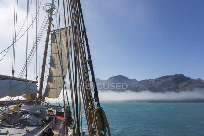 Barca a vela sul soleggiato Oceano Atlantico Groenlandia — Foto stock