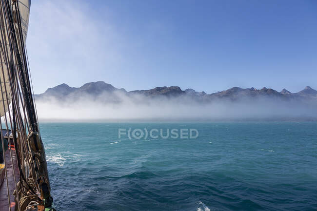 Vista panorâmica nevoeiro clareira sobre a cordilheira Gronelândia — Fotografia de Stock