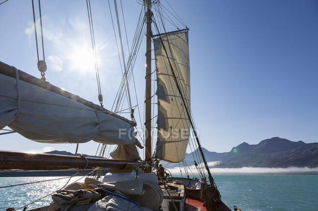 Sailboat under sunny blue sky on Atlantic Ocean Greenland — Stock Photo