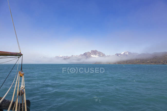 Vue panoramique brouillard brisant sur les montagnes pittoresques Océan Atlantique Groenland — Photo de stock