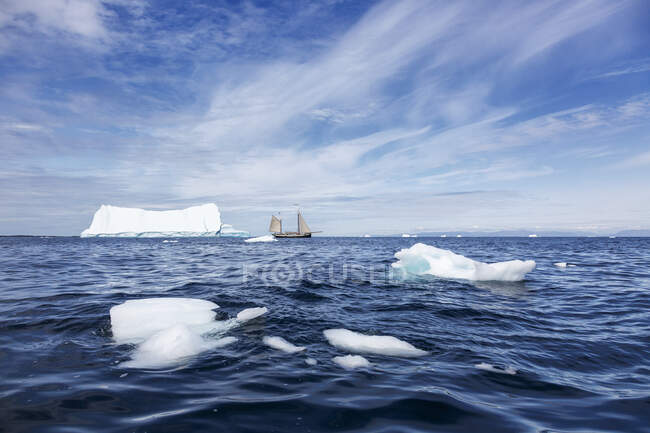 Veleiro entre gelo polar derretendo no ensolarado Oceano Atlântico Groenlândia — Fotografia de Stock