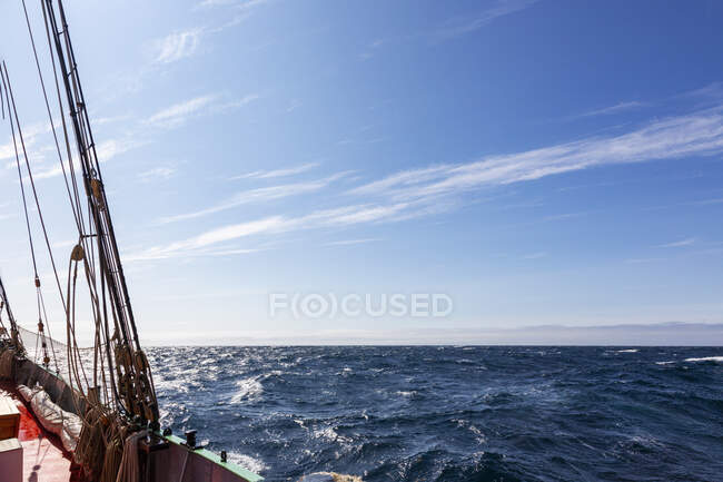 Navio navegando em azul ensolarado Oceano Atlântico Groenlândia — Fotografia de Stock