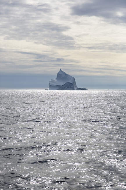 Majestosa formação de iceberg no Oceano Atlântico Groenlândia — Fotografia de Stock