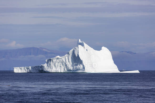 Majestätische Eisbergformation über dem sonnigen blauen Atlantik Grönland — Stockfoto