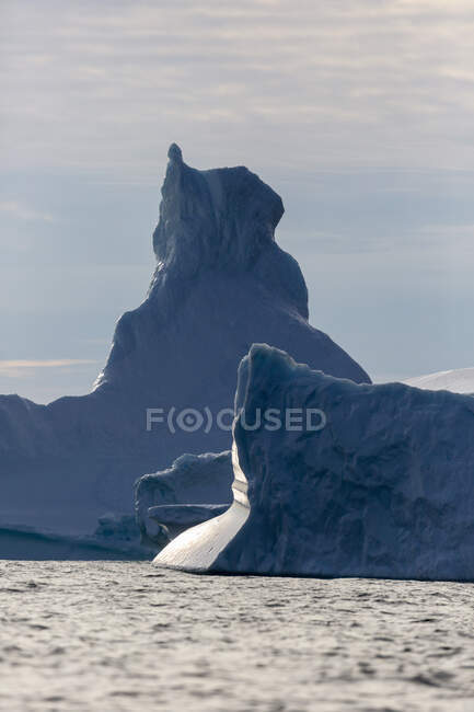 Величні айсбергові утворення в сонячному Атлантичному океані Гренландія — стокове фото