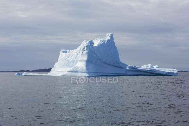 Величественное образование айсбергов над солнечной Гренландией Атлантического океана — стоковое фото