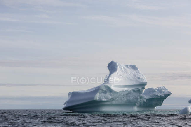 Величественное образование айсбергов над Атлантическим океаном — стоковое фото
