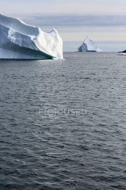 Icebergues acima do Oceano Atlântico Gronelândia — Fotografia de Stock