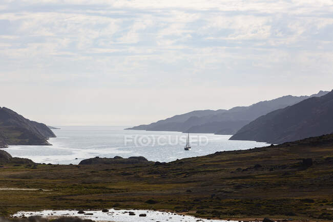 Корабель із зображенням сцени в сонячному далекому Діско Бей Західна Ґренландія — стокове фото