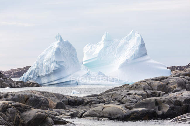 Melting iceberg formation among rocks Greenland — Stock Photo