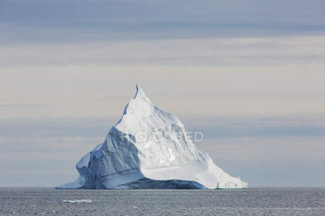 Formation d'icebergs majestueux sur l'océan Atlantique Groenland — Photo de stock
