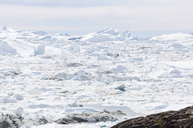 Soleado derretimiento del hielo glacial Océano Atlántico Groenlandia - foto de stock