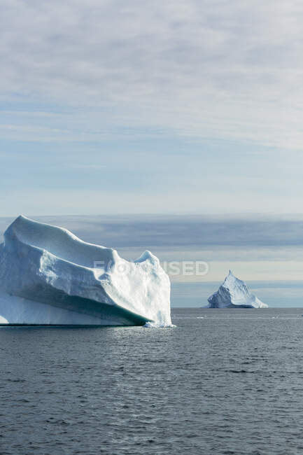 Formations iceberg majestueuses sur l'océan Atlantique ensoleillé Groenland — Photo de stock