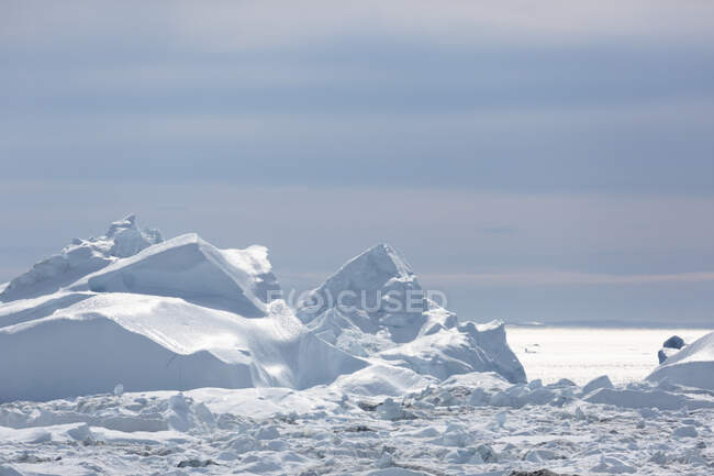 Soleado derretimiento glaciar polar Océano Atlántico Groenlandia - foto de stock