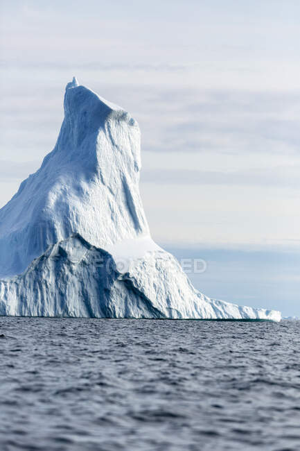Majestätische Eisbergformation am sonnigen Atlantik Grönland — Stockfoto