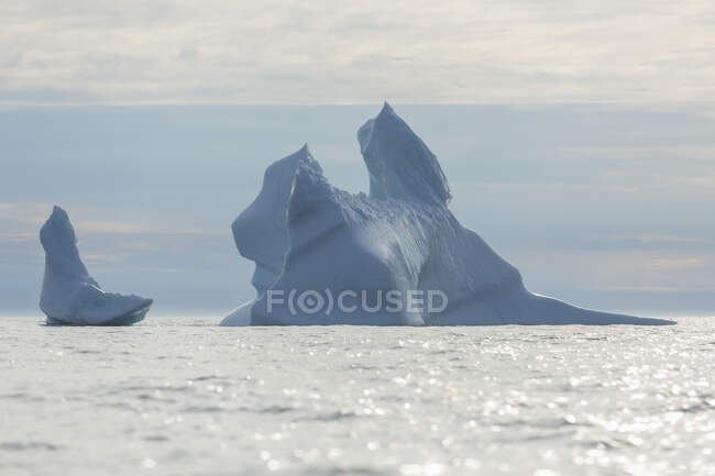 Maestose formazioni di iceberg sulla soleggiata Groenlandia dell'Oceano Atlantico — Foto stock