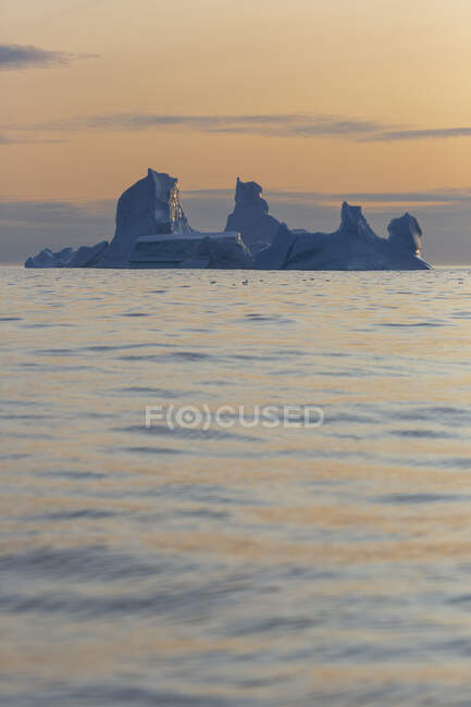 Majestosas formações de iceberg no por do sol Oceano Atlântico Groenlândia — Fotografia de Stock