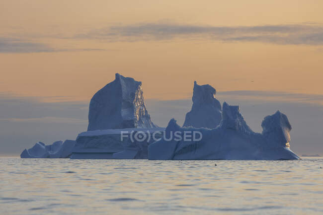 Tranquilo iceberg majestoso no por do sol Oceano Atlântico Groenlândia — Fotografia de Stock