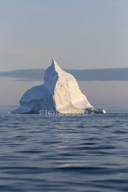 Maestosa formazione di iceberg sopra sole blu Oceano Atlantico Groenlandia — Foto stock