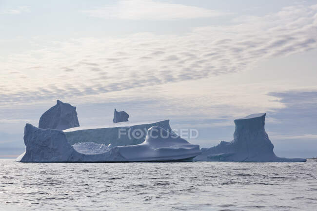 Majestuosas formaciones de iceberg sobre el soleado Océano Atlántico Groenlandia - foto de stock
