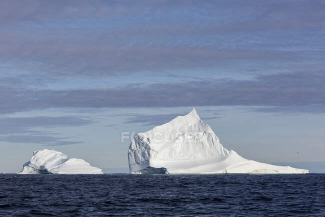 Formations iceberg majestueuses sur bleu ensoleillé Océan Atlantique Groenland — Photo de stock