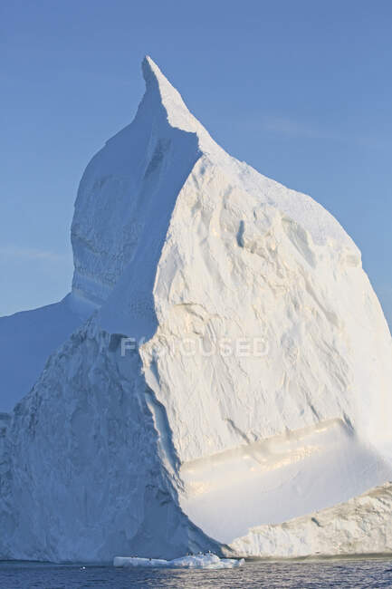 Iceberg majestueux au-dessus de l'océan ensoleillé Groenland — Photo de stock