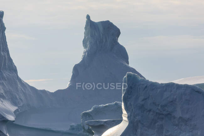 Сонячний величний айсберг формує Гренландію. — стокове фото