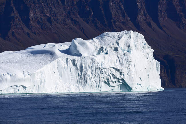 Большой айсберг на солнечно-голубом Атлантическом океане Гренландия — стоковое фото