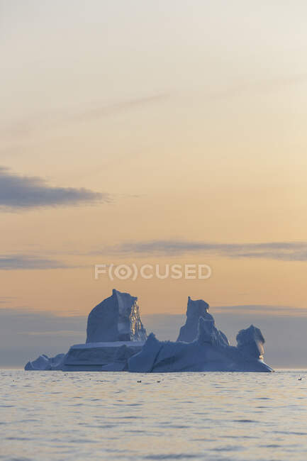 Majestätische Eisbergformation über dem untergehenden Atlantik Grönland — Stockfoto