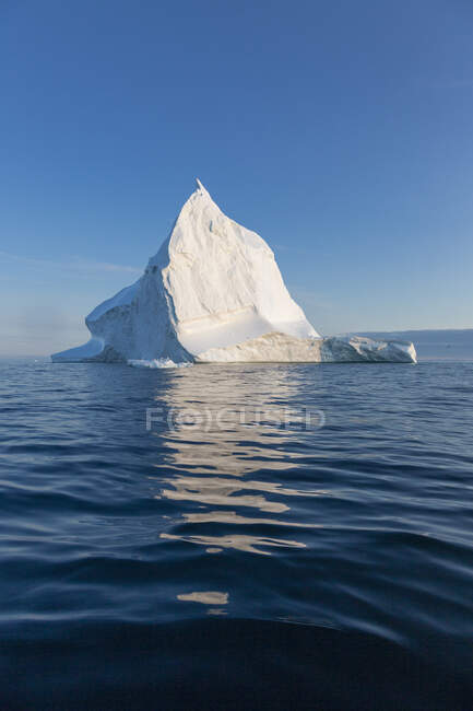 Majestosa formação de iceberg sobre azul ensolarado Oceano Atlântico Groenlândia — Fotografia de Stock