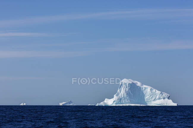 Majestätischer Eisberg über dem sonnigen blauen Atlantik Grönland — Stockfoto