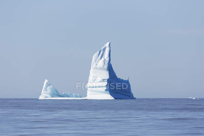 Majestosas formações de iceberg sobre ensolarado tranquilo Oceano Atlântico Groenlândia — Fotografia de Stock
