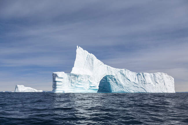 Majestuoso arco de iceberg en el soleado océano Atlántico azul Groenlandia - foto de stock