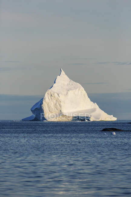 Величне утворення айсберга на сонячному тихому Атлантичному океані Гренландія — стокове фото