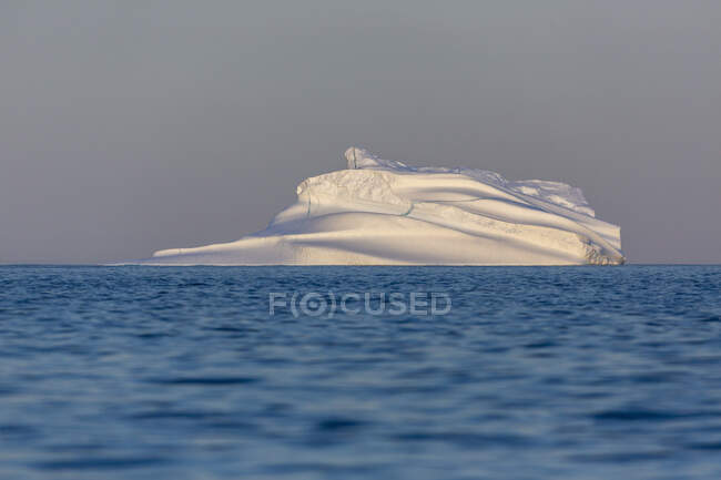 Formation d'iceberg majestueux sur l'océan Atlantique tranquille et ensoleillé Groenland — Photo de stock