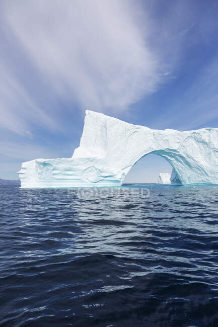 Величественная арка айсберга над солнечно-голубым Атлантическим океаном — стоковое фото