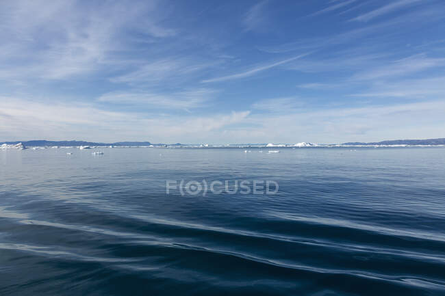 Ghiaccio polare che si scioglie sul sole vasto blu Oceano Atlantico Groenlandia — Foto stock
