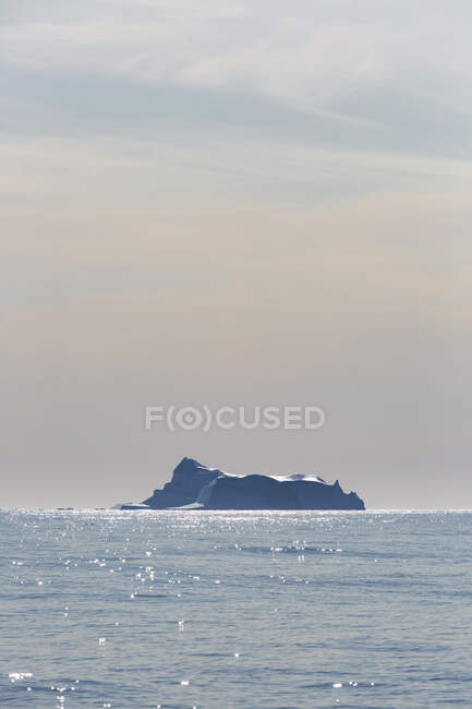 Iceberg in lontananza sulla tranquilla Groenlandia soleggiata dell'Oceano Atlantico — Foto stock