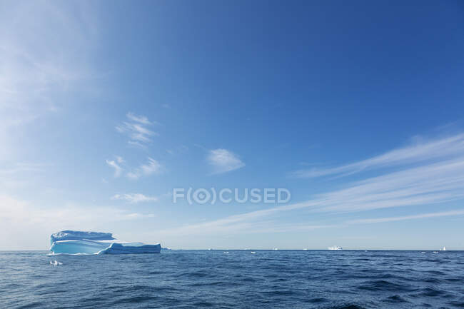 Ciel bleu ensoleillé au-dessus de l'iceberg et de l'océan Atlantique Groenland — Photo de stock