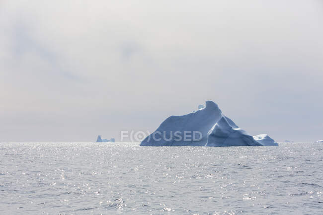 Iceberg sobre ensolarado Oceano Atlântico Groenlândia — Fotografia de Stock