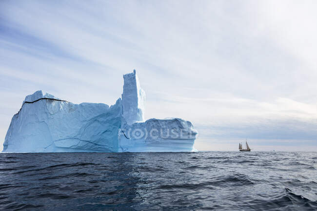 Величественное образование айсберга над солнечно-голубым Атлантическим океаном — стоковое фото