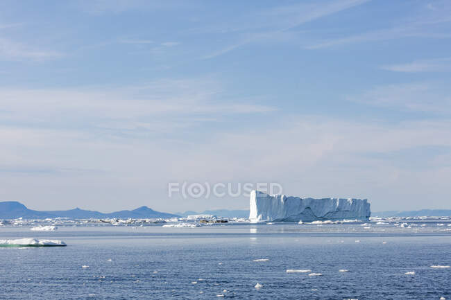 Sciogliere il ghiaccio polare sul sole blu Oceano Atlantico Groenlandia — Foto stock