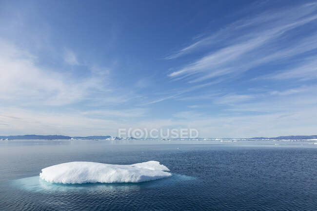 Derretimiento del hielo polar en el soleado océano Atlántico azul Groenlandia - foto de stock