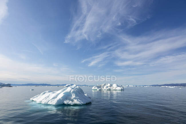 Derretendo gelo polar no azul ensolarado Oceano Atlântico Groenlândia — Fotografia de Stock