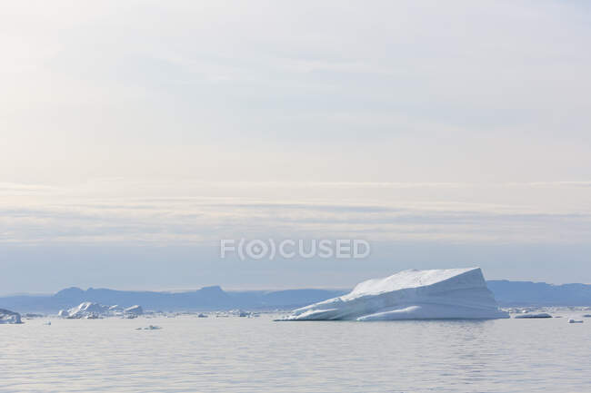 Icebergs on sunny tranquil Atlantic Ocean Greenland — Stock Photo
