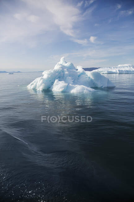 Fonte de glace polaire sur l'océan Atlantique ensoleillé Groenland — Photo de stock