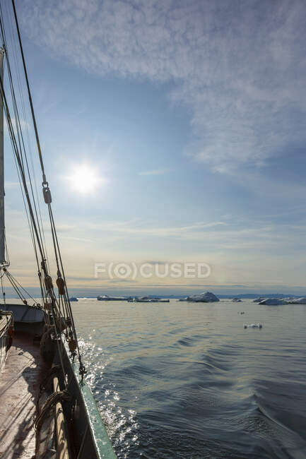 Navio navegando em direção a icebergs no ensolarado Oceano Atlântico idílico Groenlândia — Fotografia de Stock